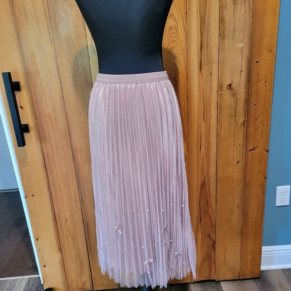 Elegant Pink Pleated Skirt - Picture 4 of 8